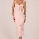 Kaunistatud Peekaboo Fluted-Hem Midaxi Kleit Roosas