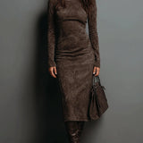 Marcelle Luxe™ | Kontuur Suede Korkeakaelusega Midi Kleid