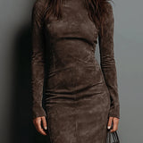 Marcelle Luxe™ | Kontuur Suede Korkeakaelusega Midi Kleid