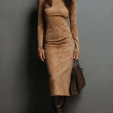 Marcelle Luxe™ | Kontuur Suede Korkeakaelusega Midi Kleid