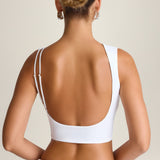 Kardinaalne avatud seljaga tank-top valges